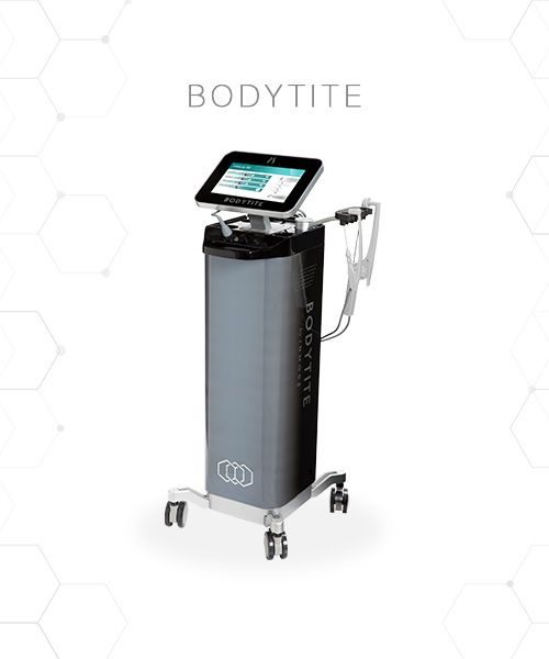 O BodyTite é uma tecnologia inovadora, que atua na eliminação da gordura facial e corporal de forma minimamente invasiva. O aparelho funciona através da radiofrequência, que também sobreaquece a pele e estimula a sua retração.