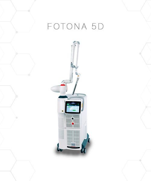O Fotona 5D é um equipamento a laser não invasivo para tratar a flacidez da pele, linhas de expressão, manchas e muito mais. Age profundamente na pele para estimular a produção de colágeno e elastina, proporcionando uma aparência rejuvenescida e linda.